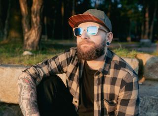 Fából készült napszemüveg 😎 – nézd egy kicsit másképp a világot. Fedezd fel a természettel való egyedülálló kapcsolatot. 🌲...